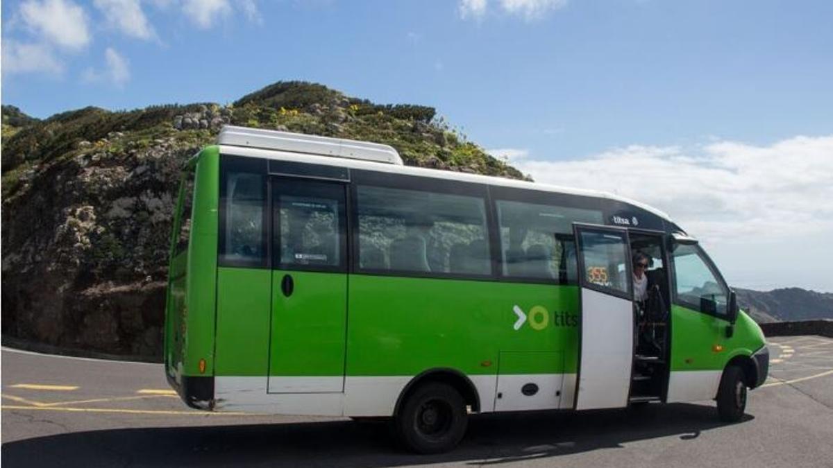 Una guagua de Titsa cubre la ruta a Taganana.