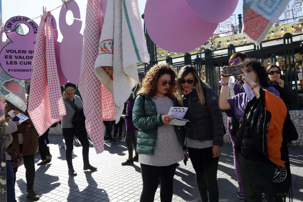 Manifestantes recorren la calle Colón.