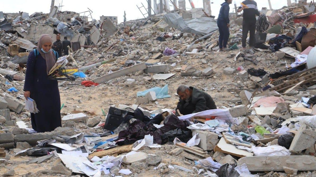 Palestinos buscan sus pertenencias en las ruinas de la ciudad de Rafah, en el sur de Gaza.