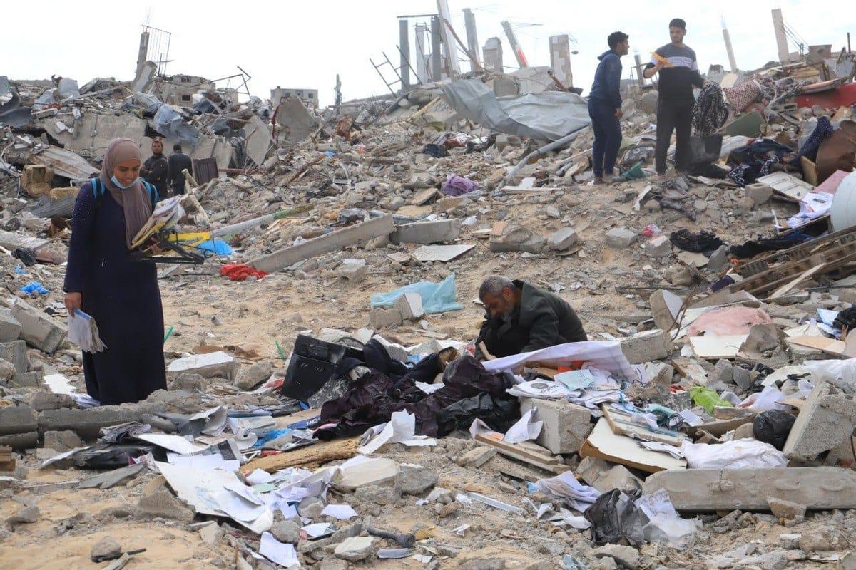 Palestinos buscan sus pertenencias en las ruinas de la ciudad de Rafah, en el sur de Gaza.