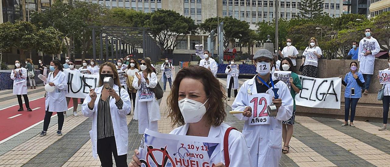 Protesta de médicos temporales ante Presidencia del Gobierno en la capital grancanaria. | | ANDRÉS CRUZ