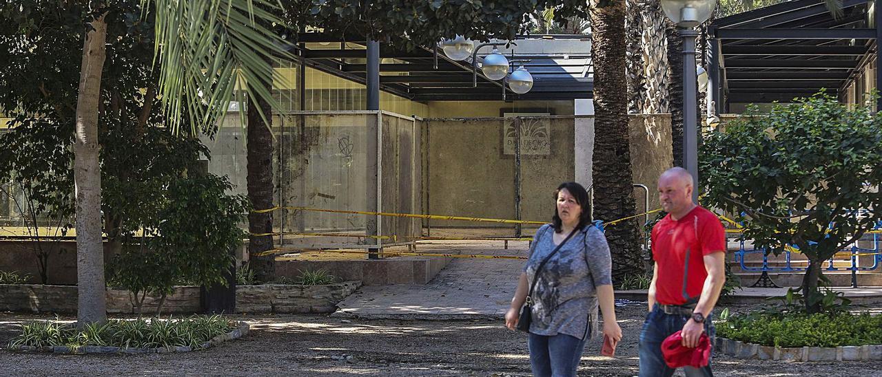 Estado de abandono que presenta el restaurante del Parque Municipal de Elche. |