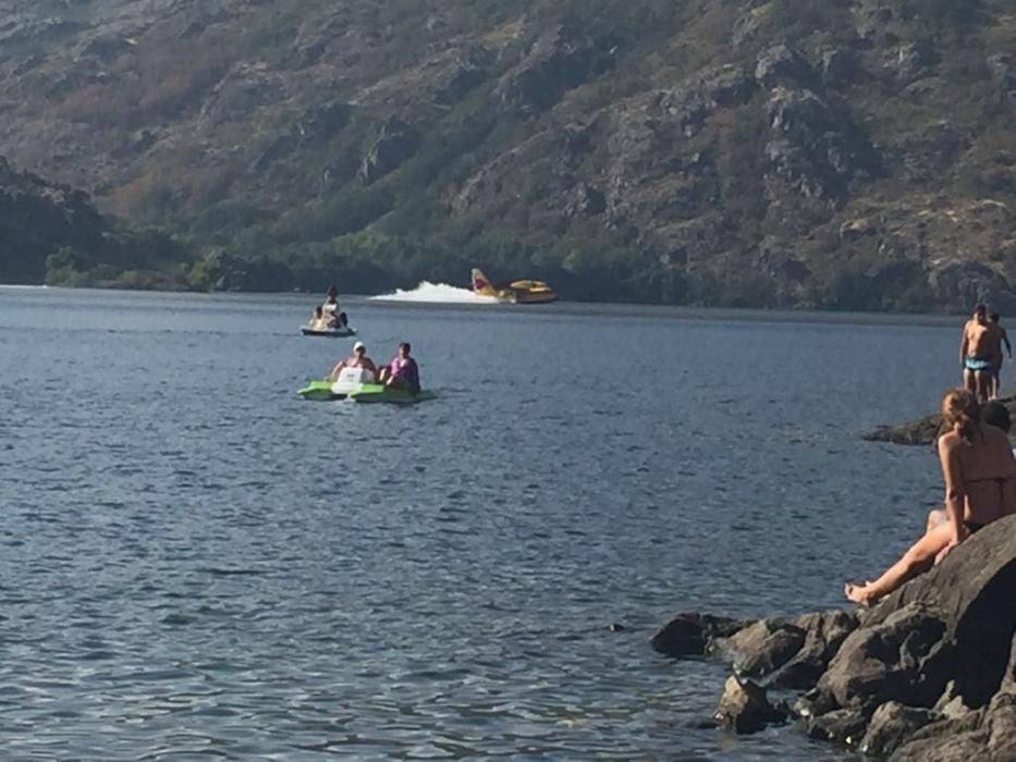 Los hidroaviones cogen agua en el Lago de Sanabria