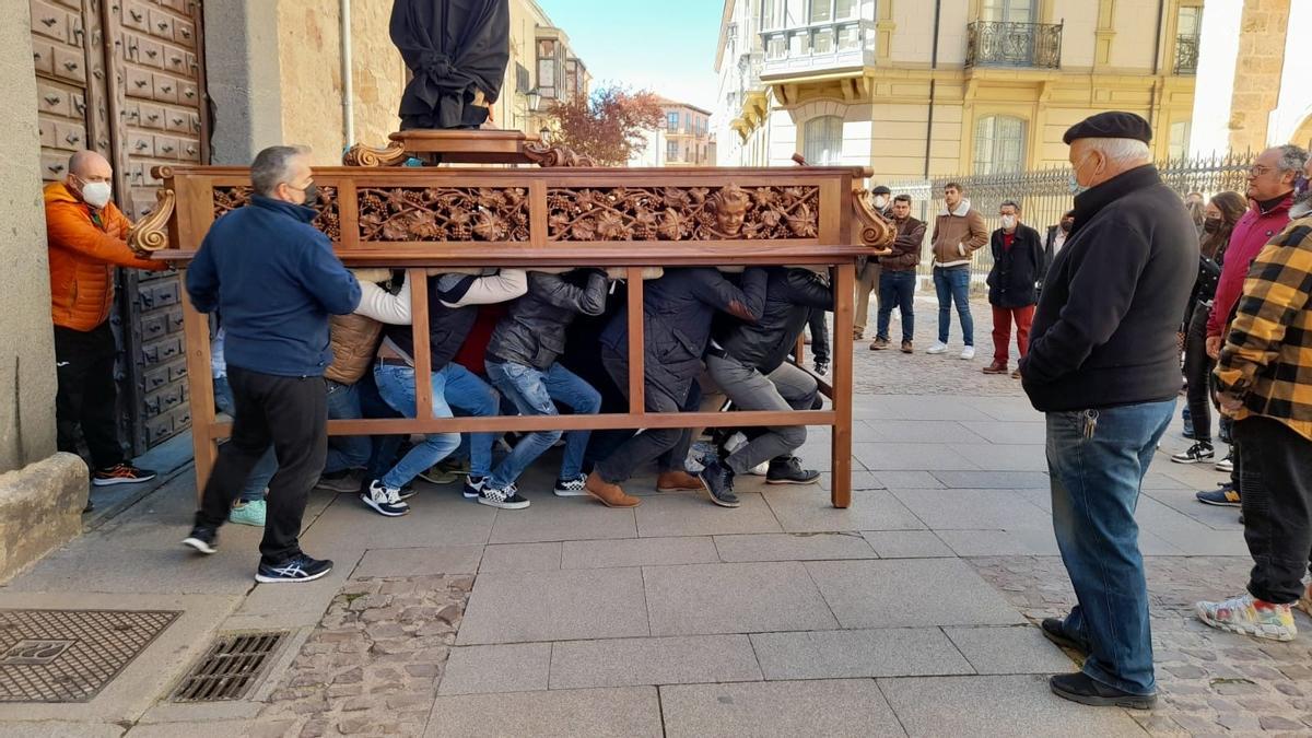 Cargadores a la salida del convento de Zamora.