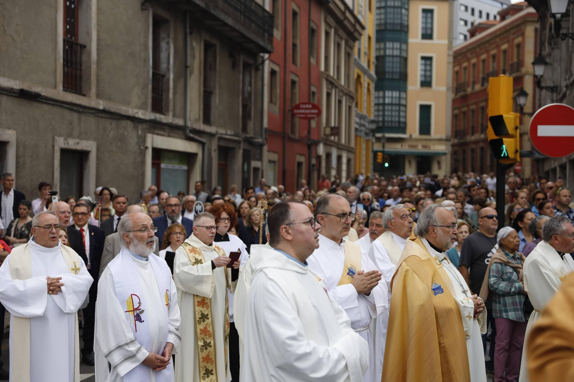 Pétalos, incienso, niños... así fue la procesión del Corpus Christi en Gijón (en imágenes)