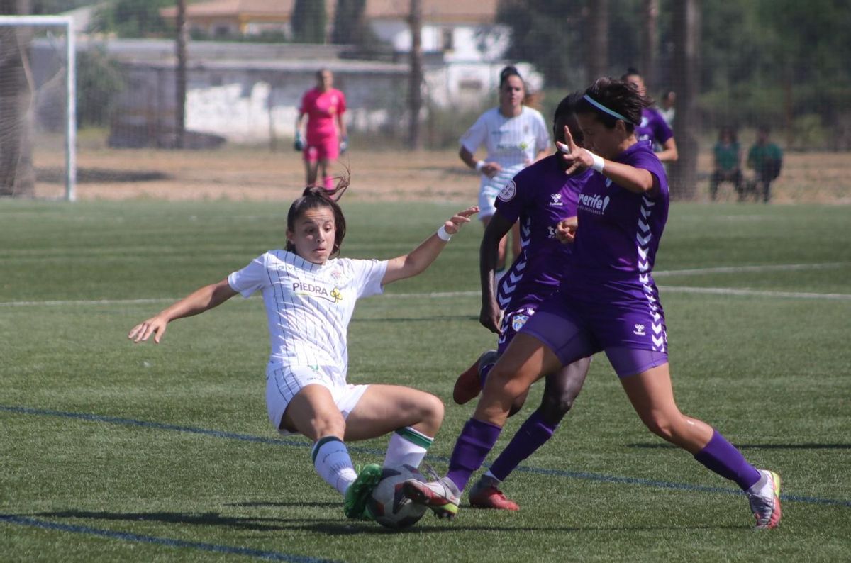 Una jugada del Córdoba CF Femenino.