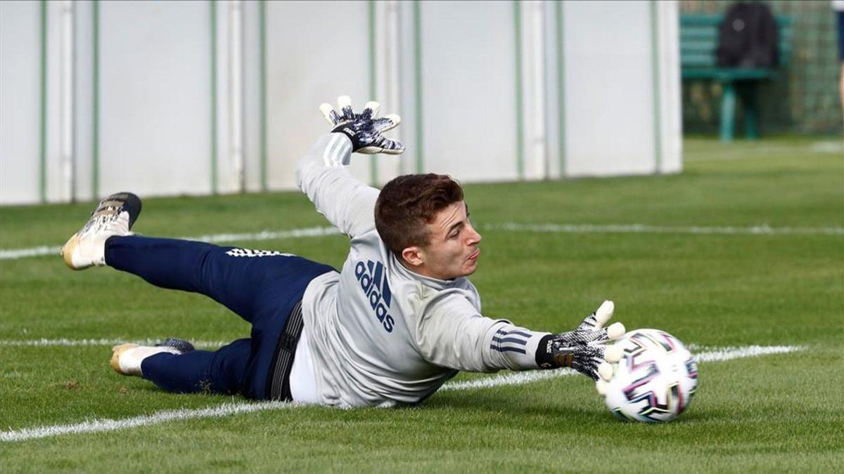 Iñaki Peña se estira en un entrenamiento de la selección sub-21 en Marbella