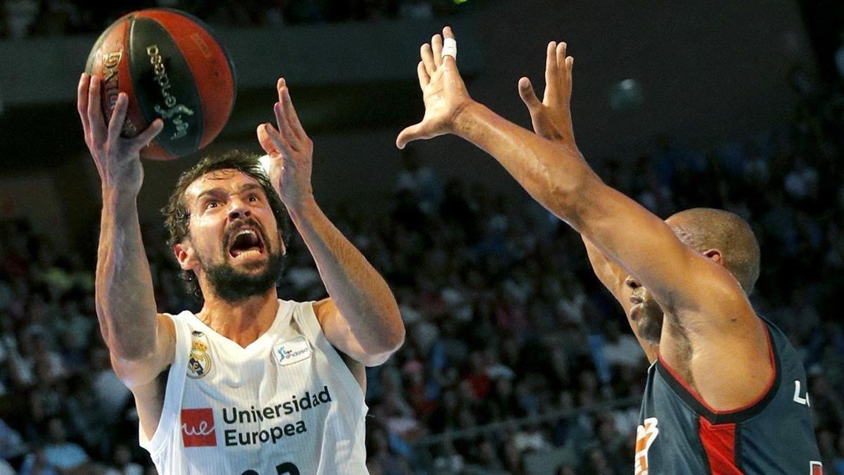 Sergio Llull entra a canasta ante Jayson Granger.