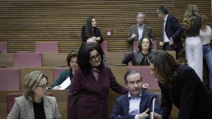 El síndic del PPCV, Fernando Pastor, habla con otros diputados de su grupo, la semana pasada en las Corts.