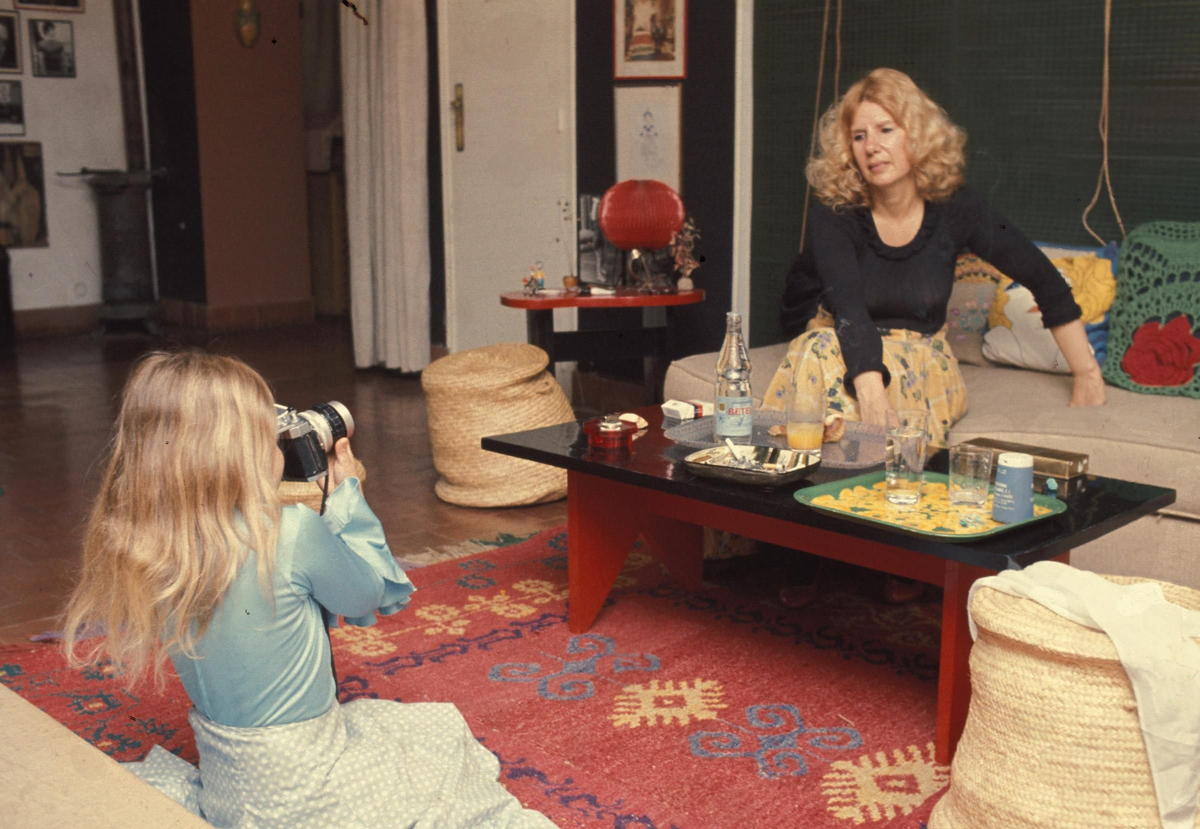 Cayetana jugando con su hija Eugenia