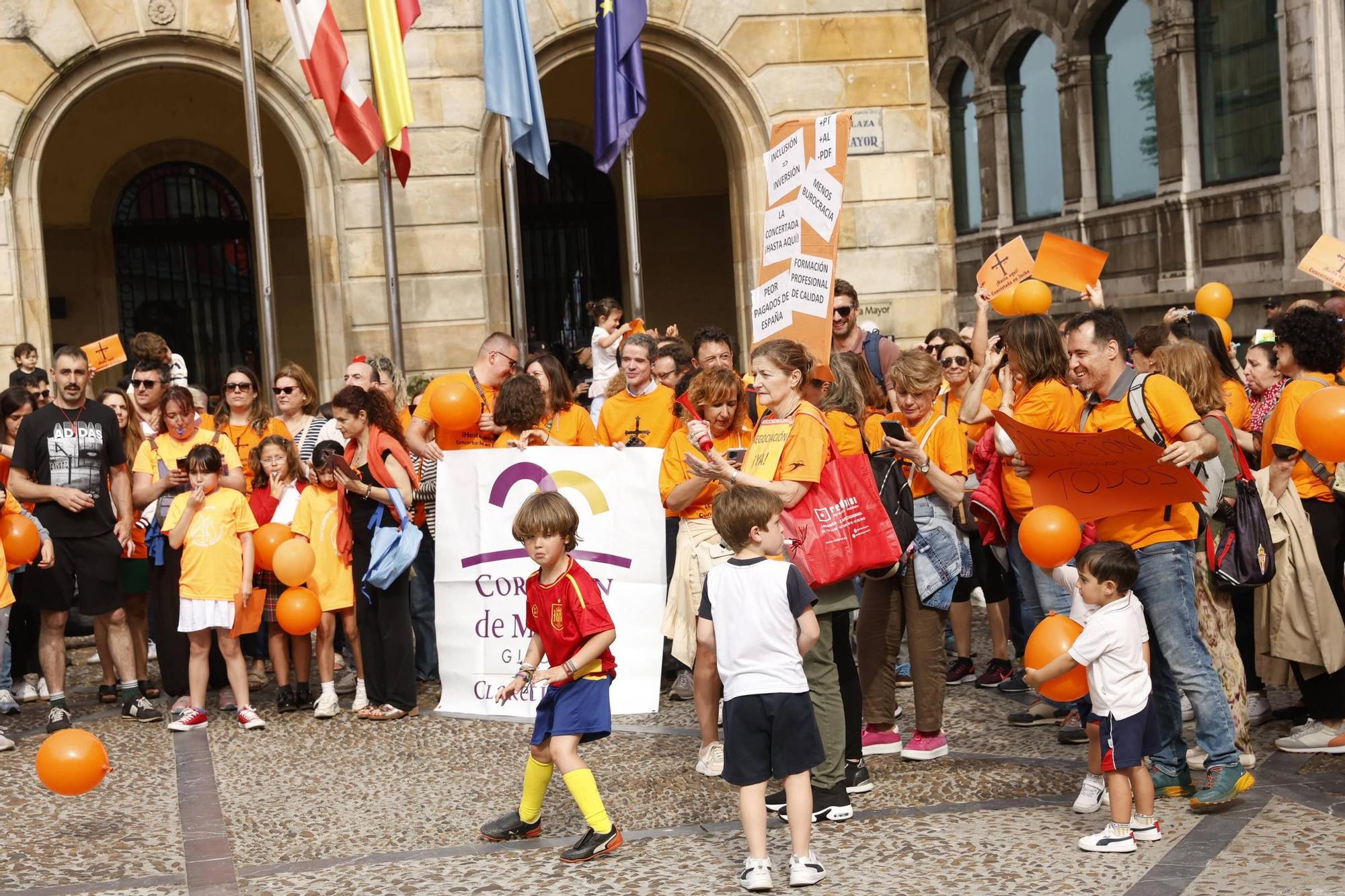 Así fue la gran concentración en Gijón por la educación concertada (en imágenes)