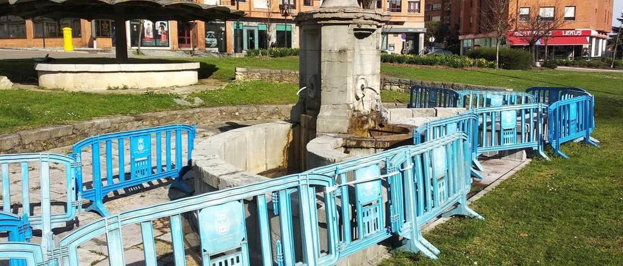 La fuente de los Cuatro Caños, vallada desde el pasado mes de julio.