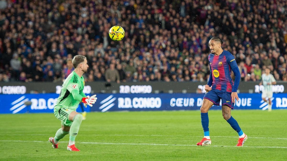 Raphinha eleva el balón sobre Aaron Escandell en la acción del 2 0.