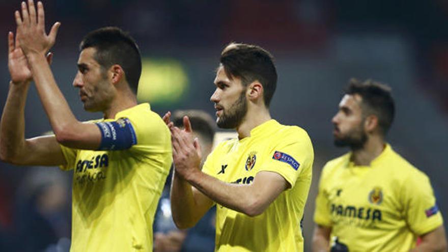 Los futbolistas del Villarreal festejan su clasificación.