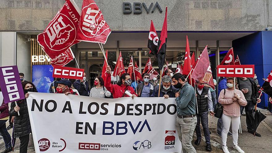 Trabajadores de BBVA se manifiestan en Palma por la ola de despidos.