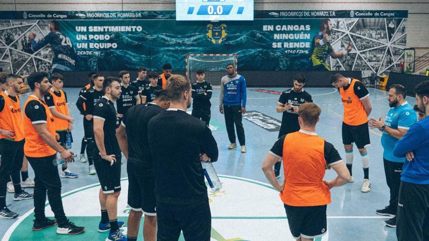 La plantilla y cuerpo técnico del Frigoríficos, el domingo en O Gatañal, en el último entrenamiento antes de viajar a Alicante para jugar la eliminatoria de Copa del Rey.