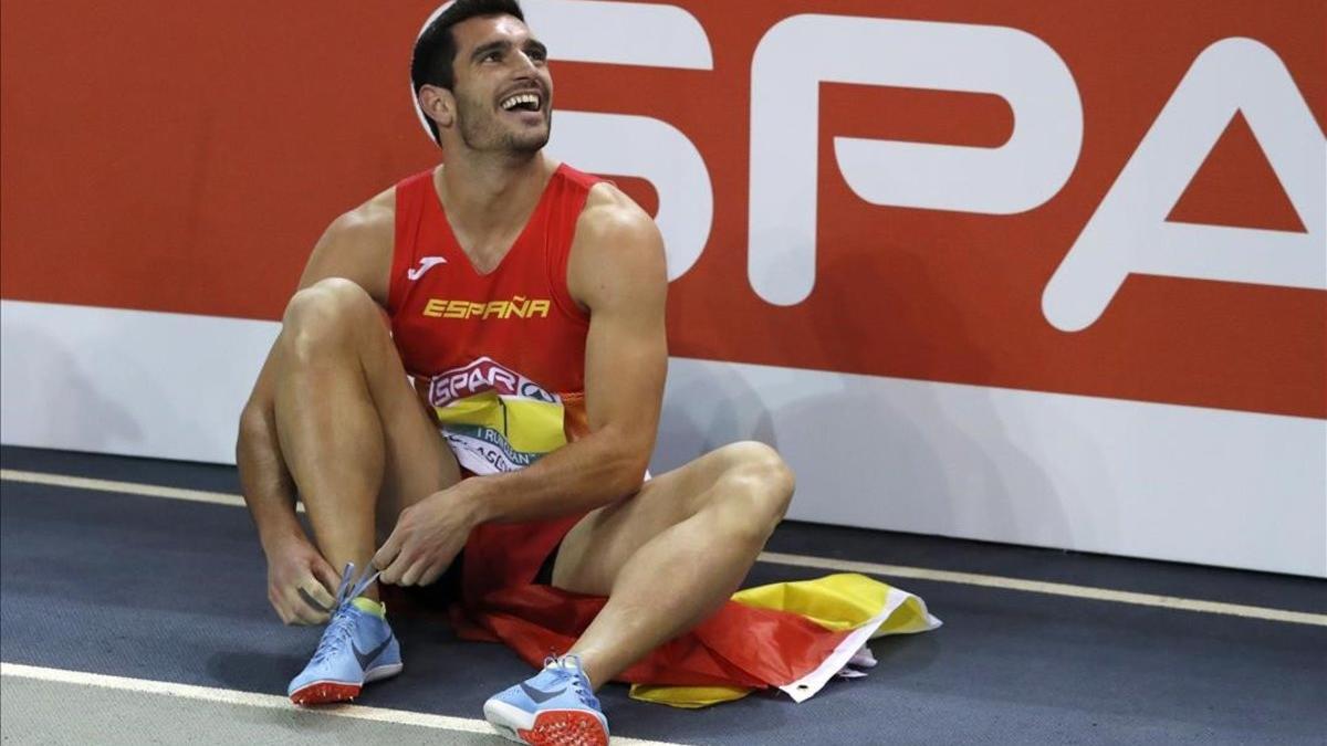 Jorge Ureña, al final de la carrera de 1.000 metros que le daba el oro en heptatlón.