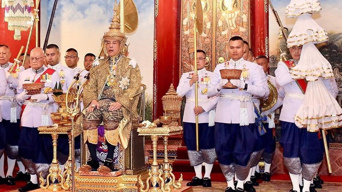 El rey Vajiralongkorn  ya coronado.