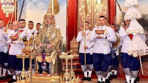 El rey Vajiralongkorn  ya coronado.