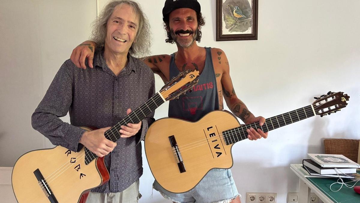 Robe Iniesta y Leiva con sus guitarras Bros