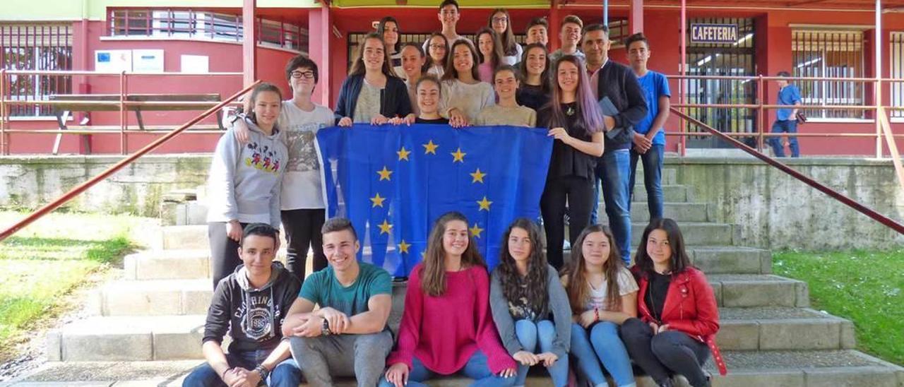 Los alumnos que participaron en la grabación del vídeo, con su profesor, a la entrada del instituto.