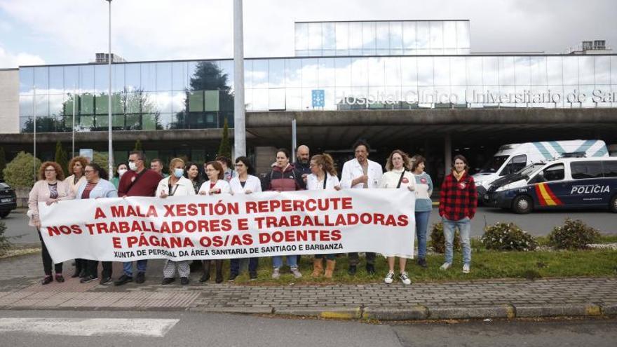 Participantes en la concentración de trabajadores del Servicio de Medicina Interna del CHUS, ayer, ante el Hospital Clínico /Antonio hernández