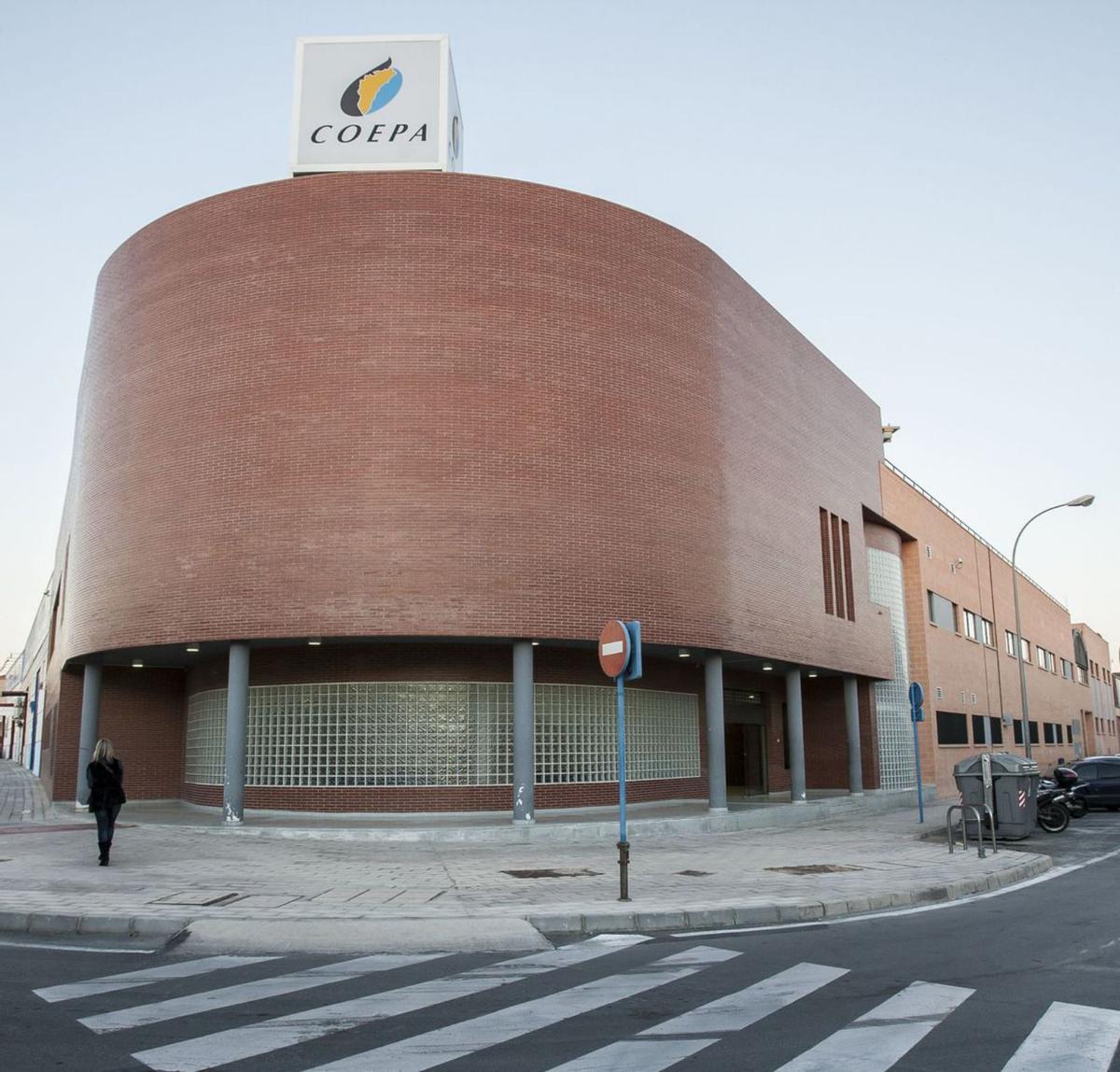 El centro de oficios de Coepa permanece cerrado a la espera de nuevo uso. | RAFA ARJONES