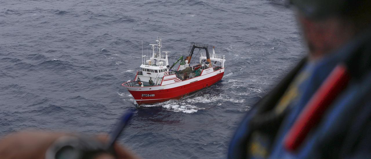 Un barco observado desde el aire por una patrulla de vigilancia.