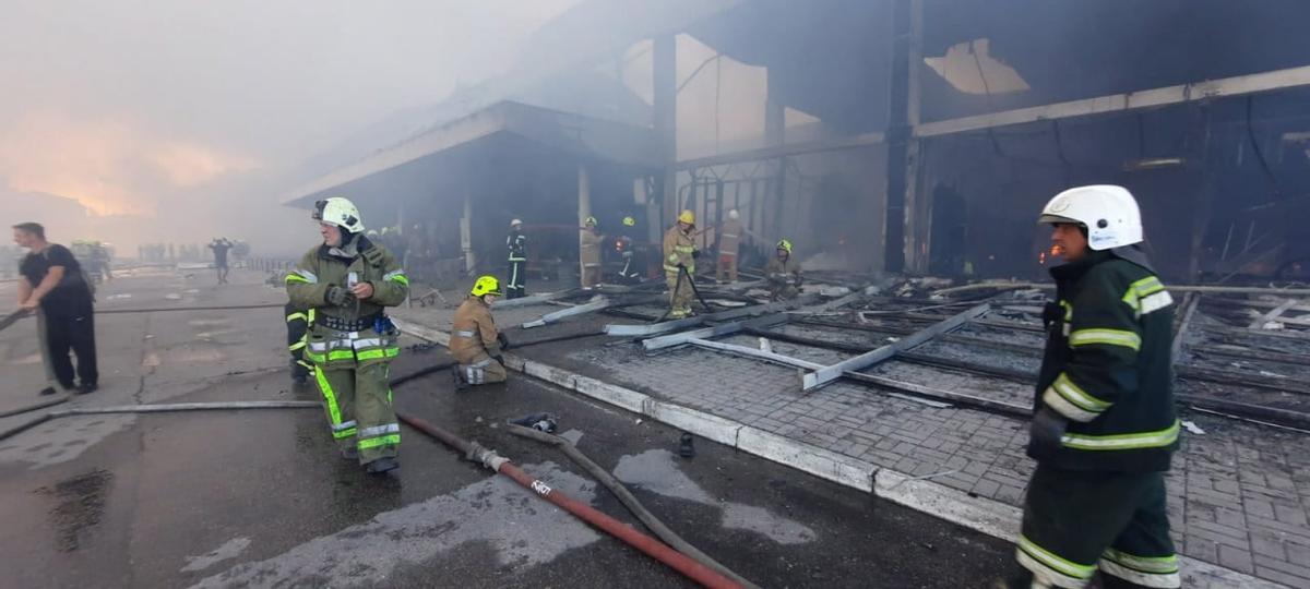 Un misil ruso impacta en un concurrido centro comercial de Ucrania