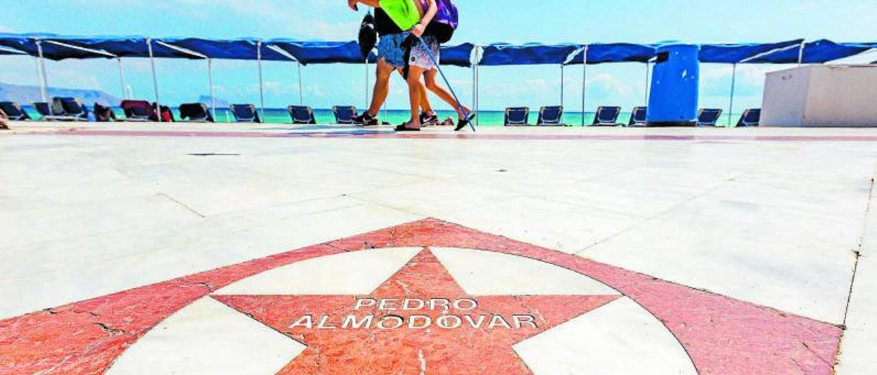 La estrella dedicada a Pedro Almodóvar en un imagen de paseo tomada ayer.  | DAVID REVENGA