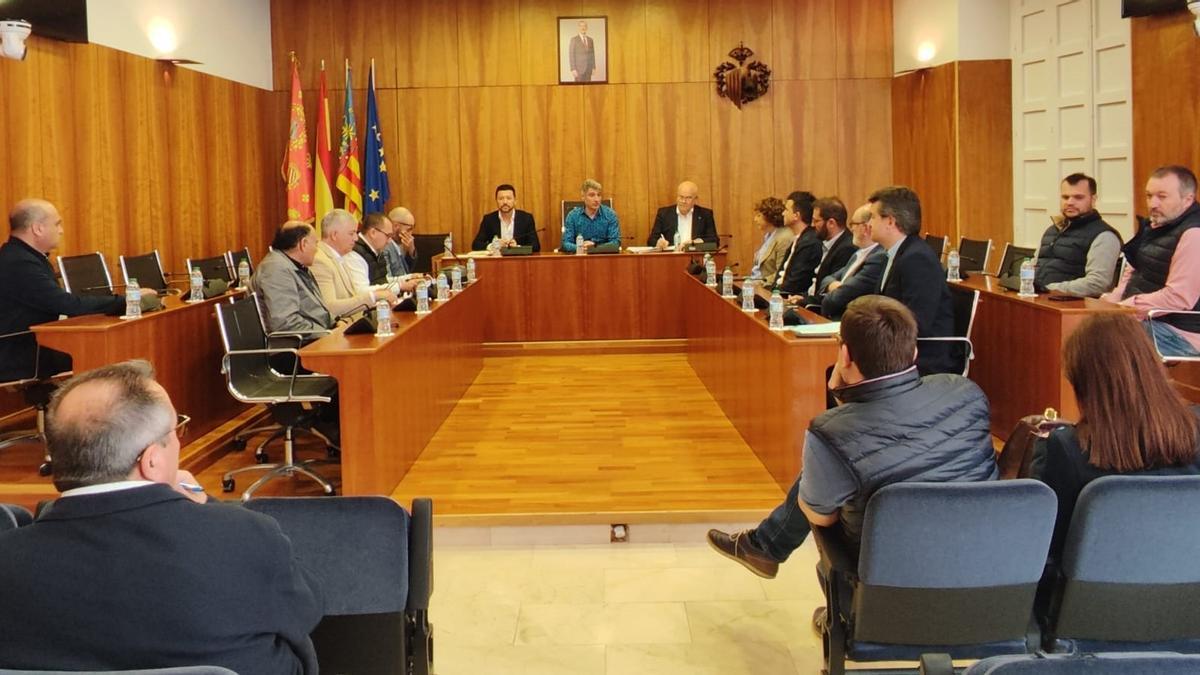 Reunión en el Ayuntamiento de Orihuela para constituir el Área de Prestación Conjunta del servicio público del taxi en la comarca