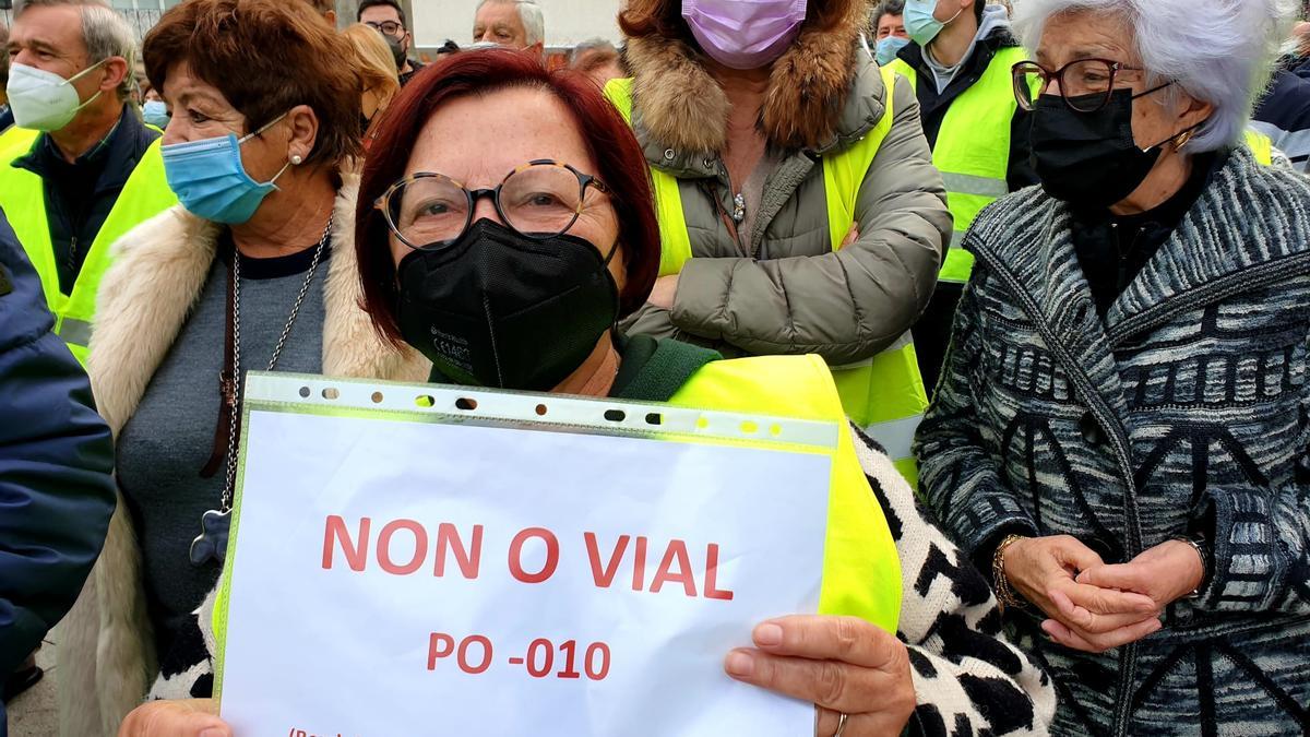 Protesta vecinal en Urzaiz contra la construcción del vial de Beade