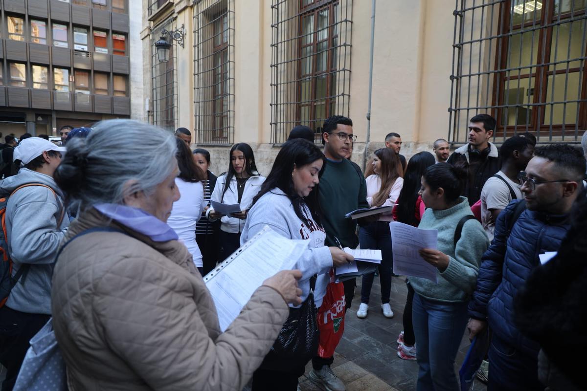 La regularizacion extraordinaria de migrantes colapsa los servicios sociales municipales de València