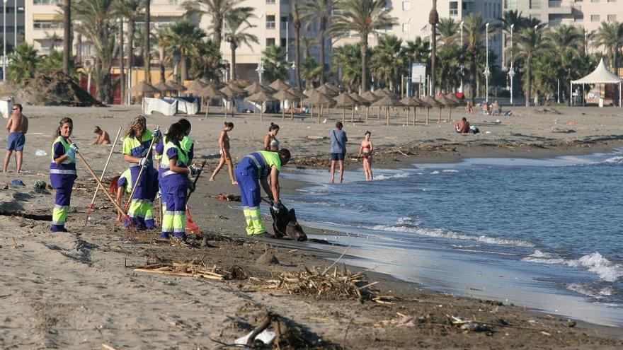 Trabajadores de Limasa en tareas de limpieza de playas.