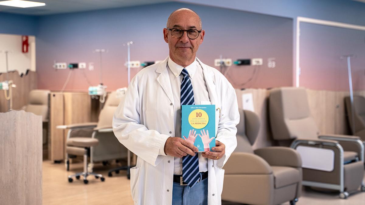 El doctor Albert Altés amb un exemplar del seu llibre a les mans
