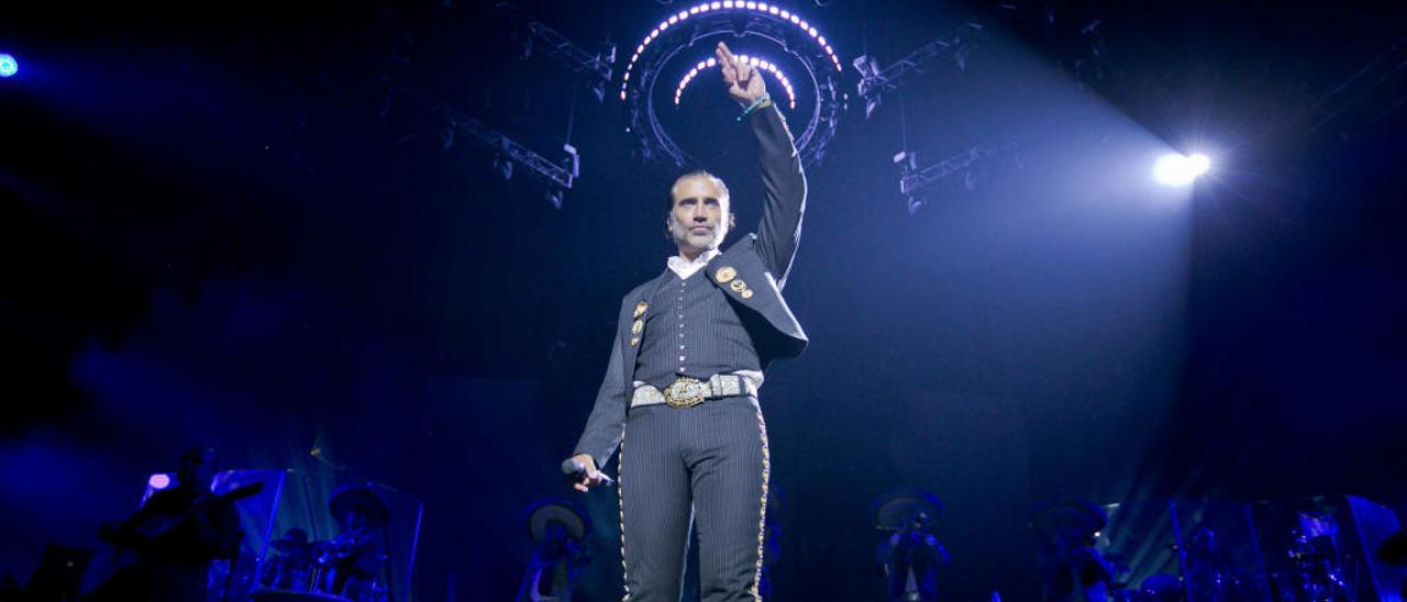 Alejandro Fernández, durante un concierto.  levante-emv