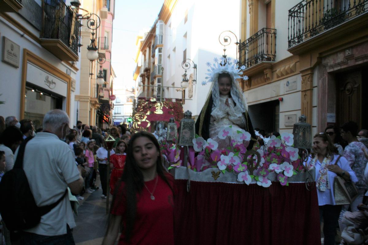 Una pequeña de corta edad recreaba a la Virgen de la Soledad, titular del Paso Encarnado.