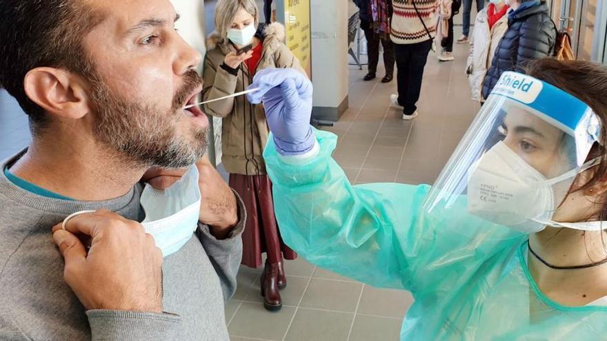 Caen los contagios y hospitalizaciones COVID en Málaga, que notifica ocho fallecidos más