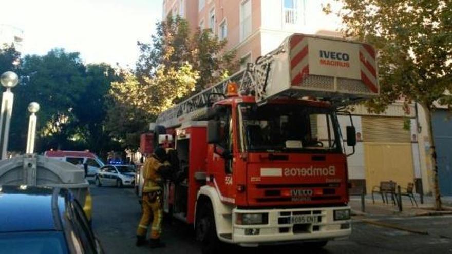 Bomberos tras sofocar el incendio