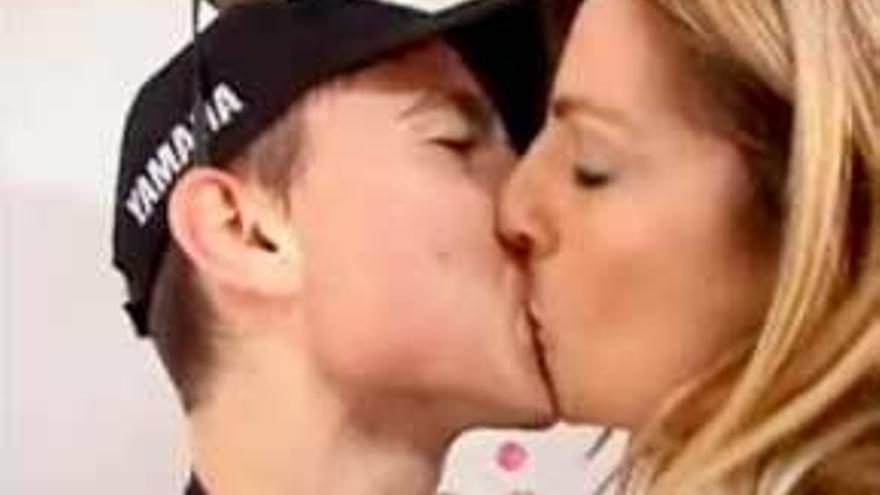 Imagen del beso entre Lorenzo y la reportera del ´CQC´.