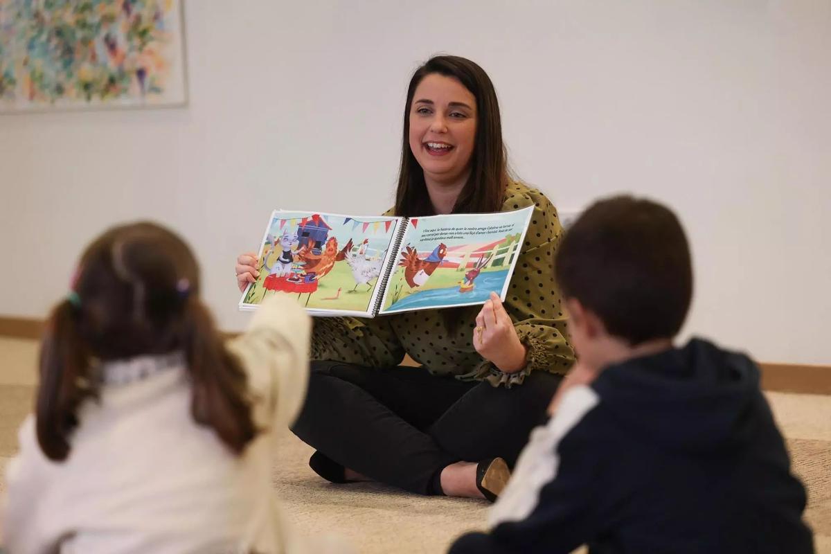 Elena Ginard presenta el conte 'La gallina Catalina torna al corral' al Club Diario de Ibiza.