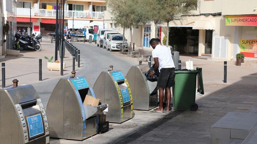 Estos son los contenedores que molestan a los vecinos de la calle Punta Prima de es Pujols.