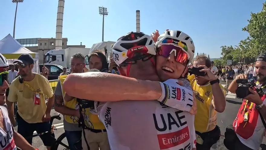 Así ha sido el emocionante abrazo entre Del Toro y Pogacar