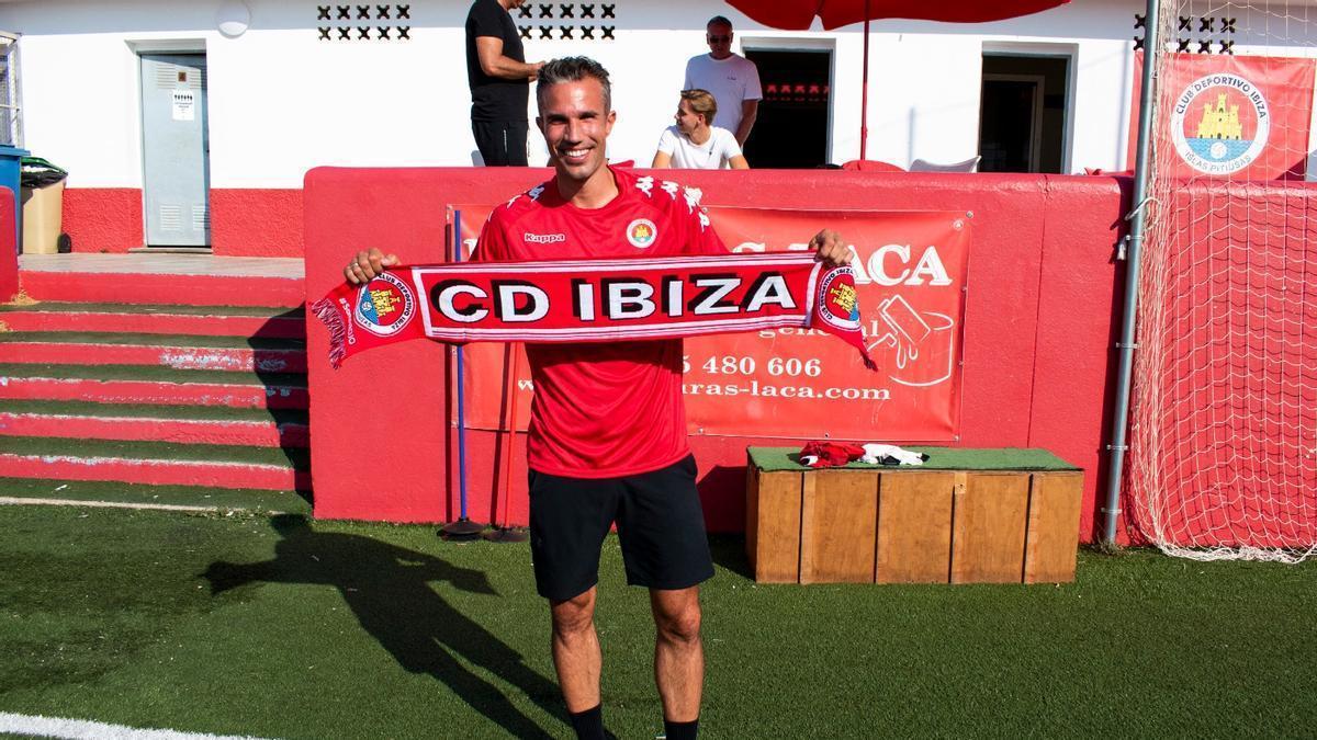 Robin van Persie posa con una bufanda y con la camiseta del CD Ibiza en Can Misses-2.