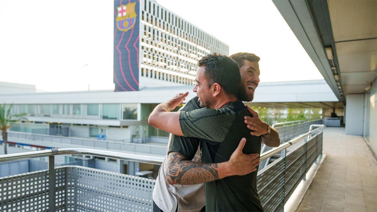 Iñigo y Xavi se abrazan en la Ciutat Esportiva Joan Gamper