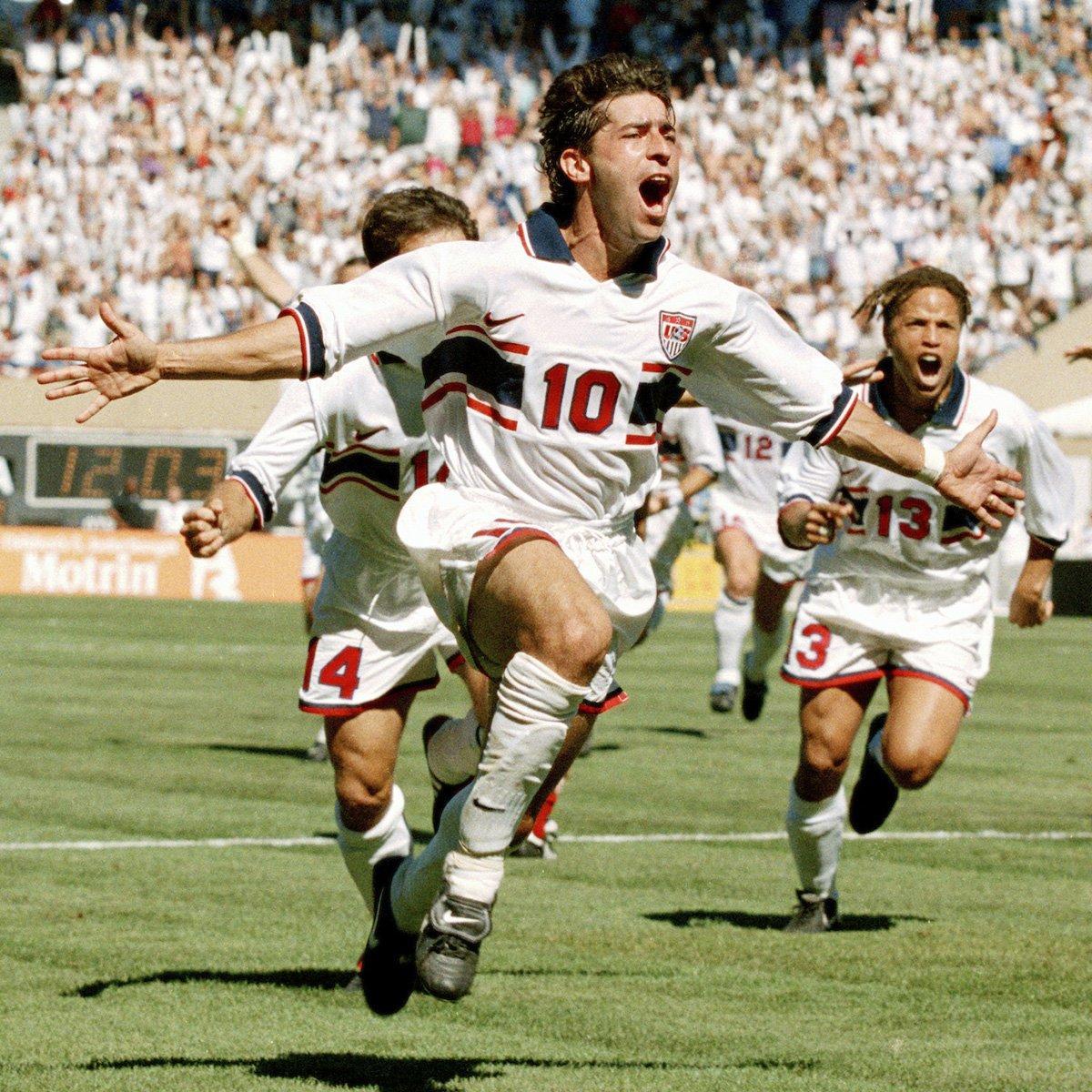 Tab Ramos celebra un gol amb la selecció dels EUA