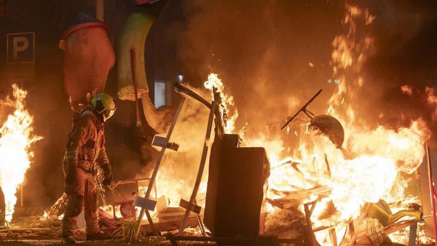Las fallas de Xàtiva queman sus 38 monumentos