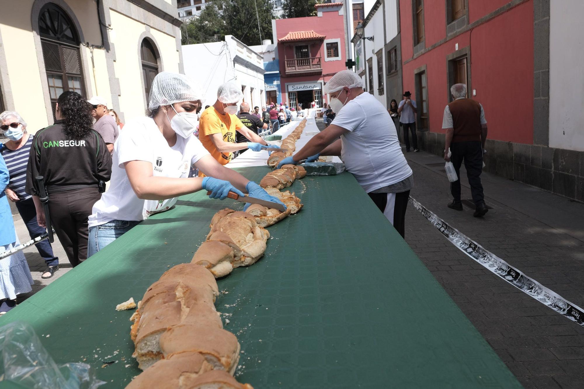 Teror elabora el bocadillo de chorizo más largo de su historia