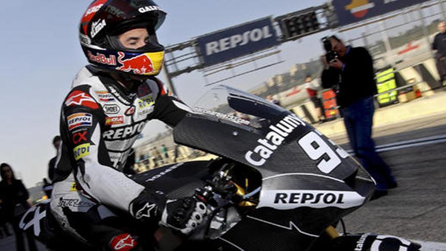 El piloto español del equipo Catalunya Caixa Repsol de Moto2 Marc Márquez sale del box hacia la pista del Circuito Cheste