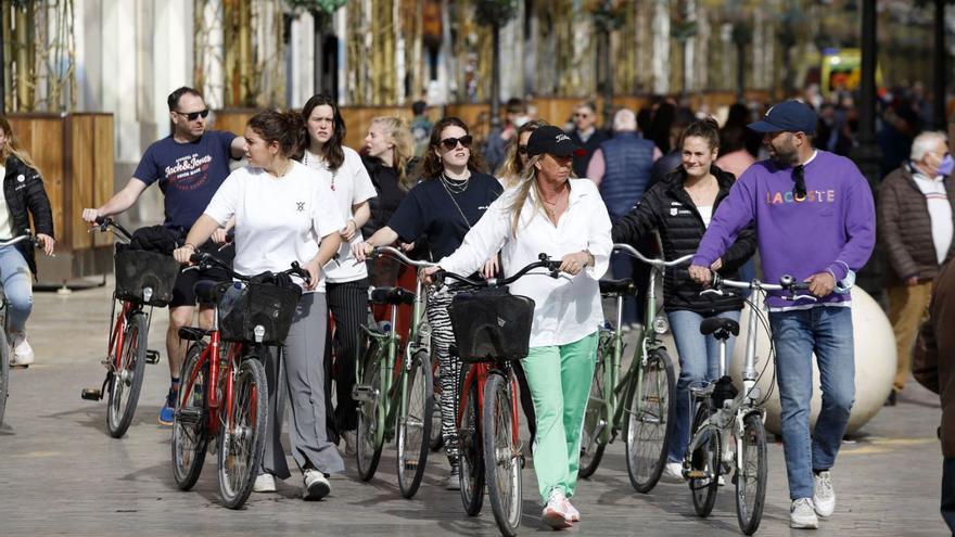 Los inmunólogos ven precoz quitar las mascarillas en interiores